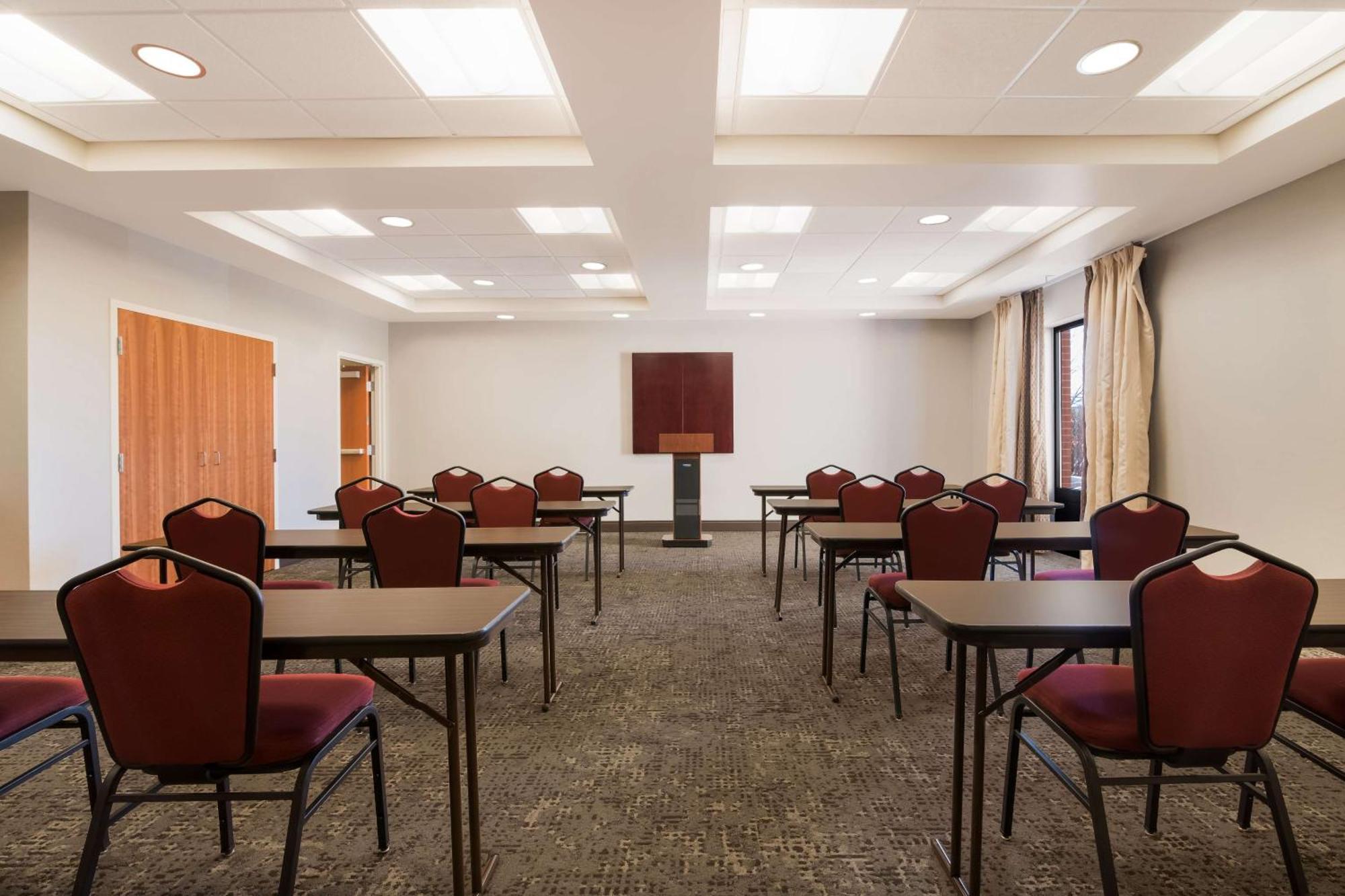 Hampton Inn & Suites Платсбърг Екстериор снимка