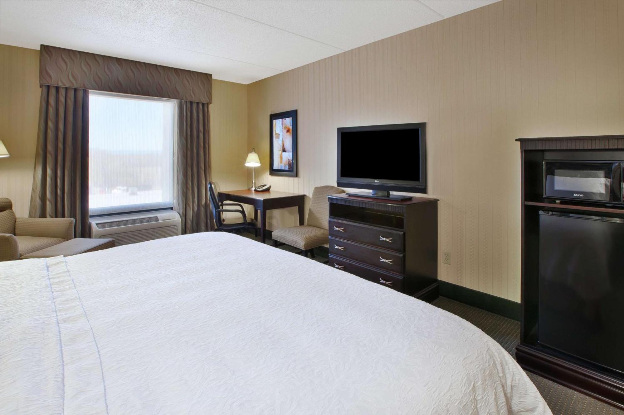 Hampton Inn & Suites Платсбърг Екстериор снимка