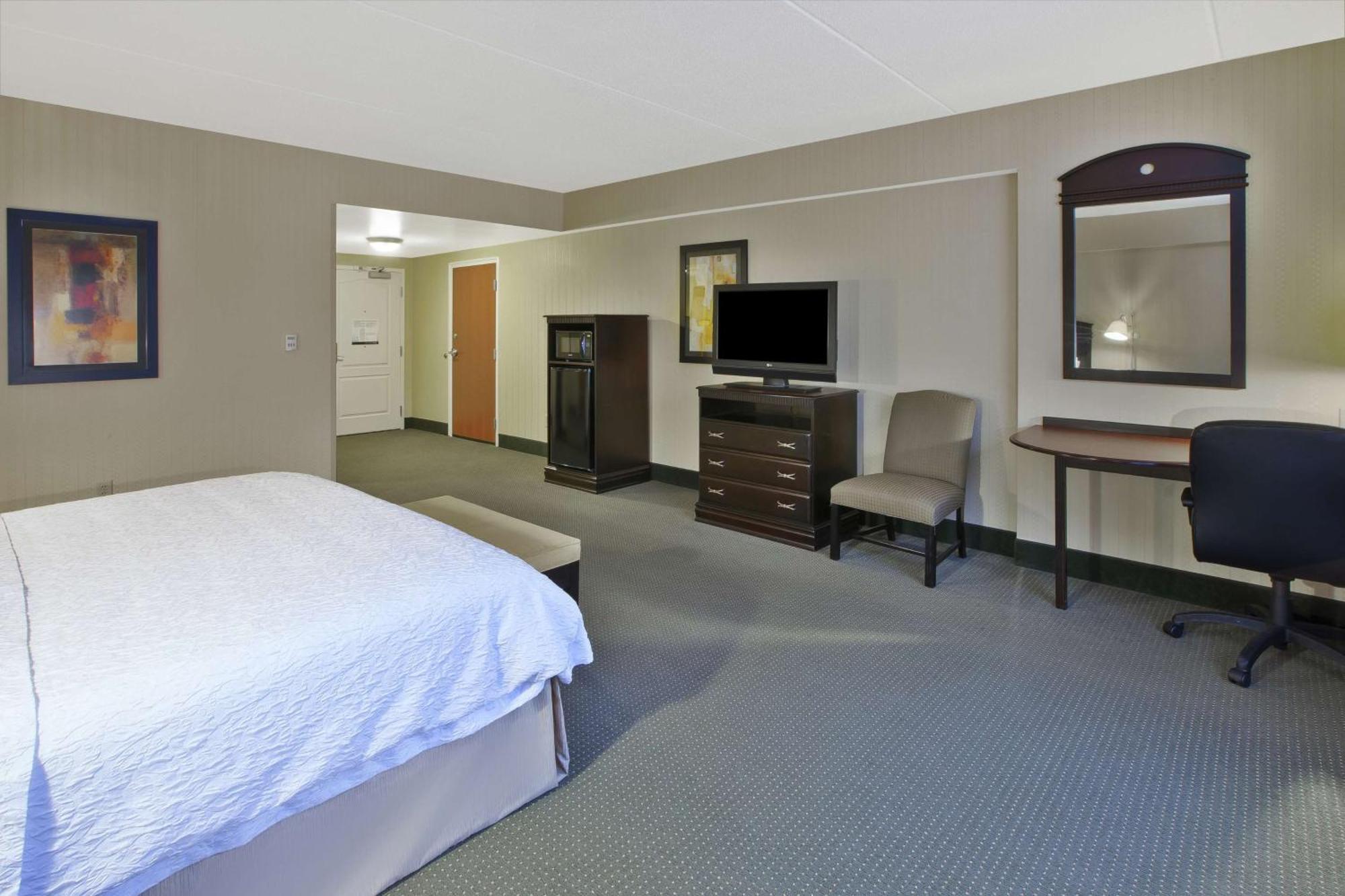 Hampton Inn & Suites Платсбърг Екстериор снимка