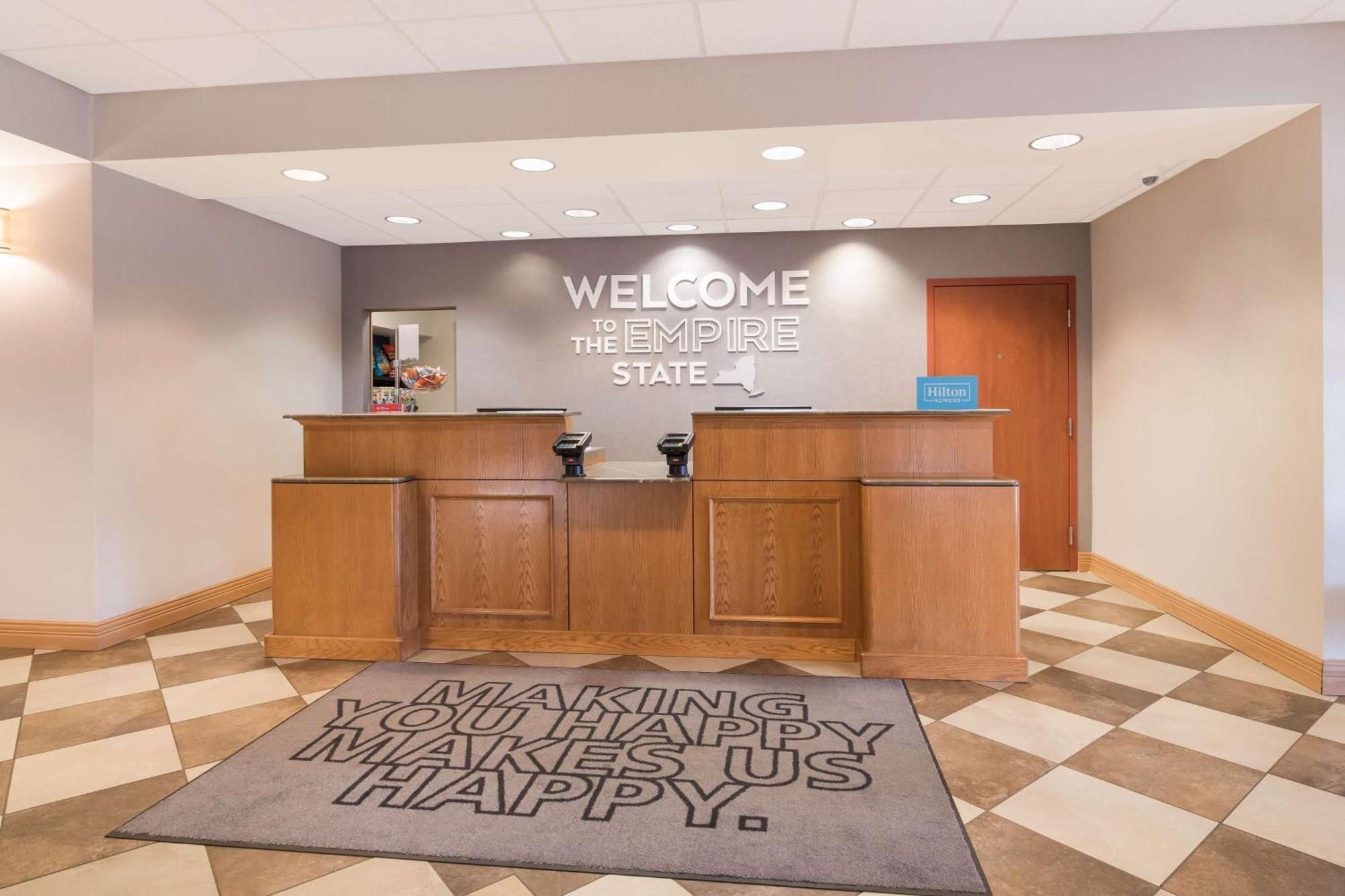 Hampton Inn & Suites Платсбърг Екстериор снимка